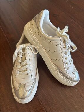 VINCE CAMUTO Women’s Cream JENLIE Sneaker with Gold Metallic Accent - Size 7